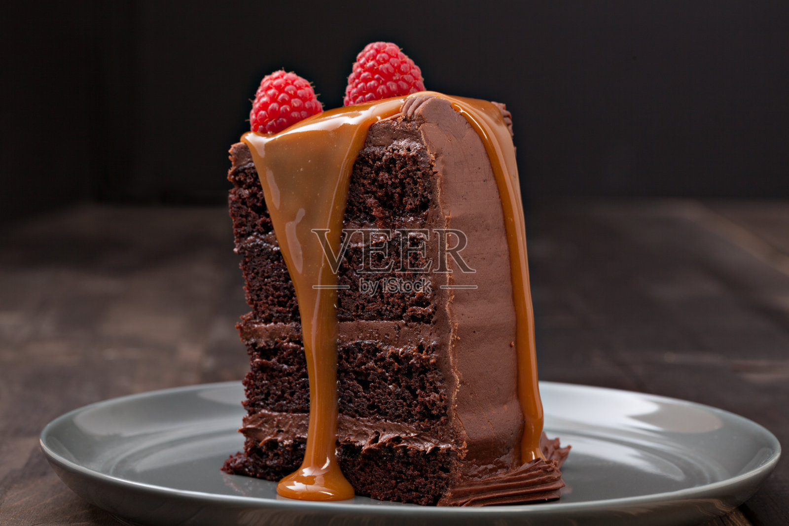 一片巧克力软糖蛋糕照片摄影图片