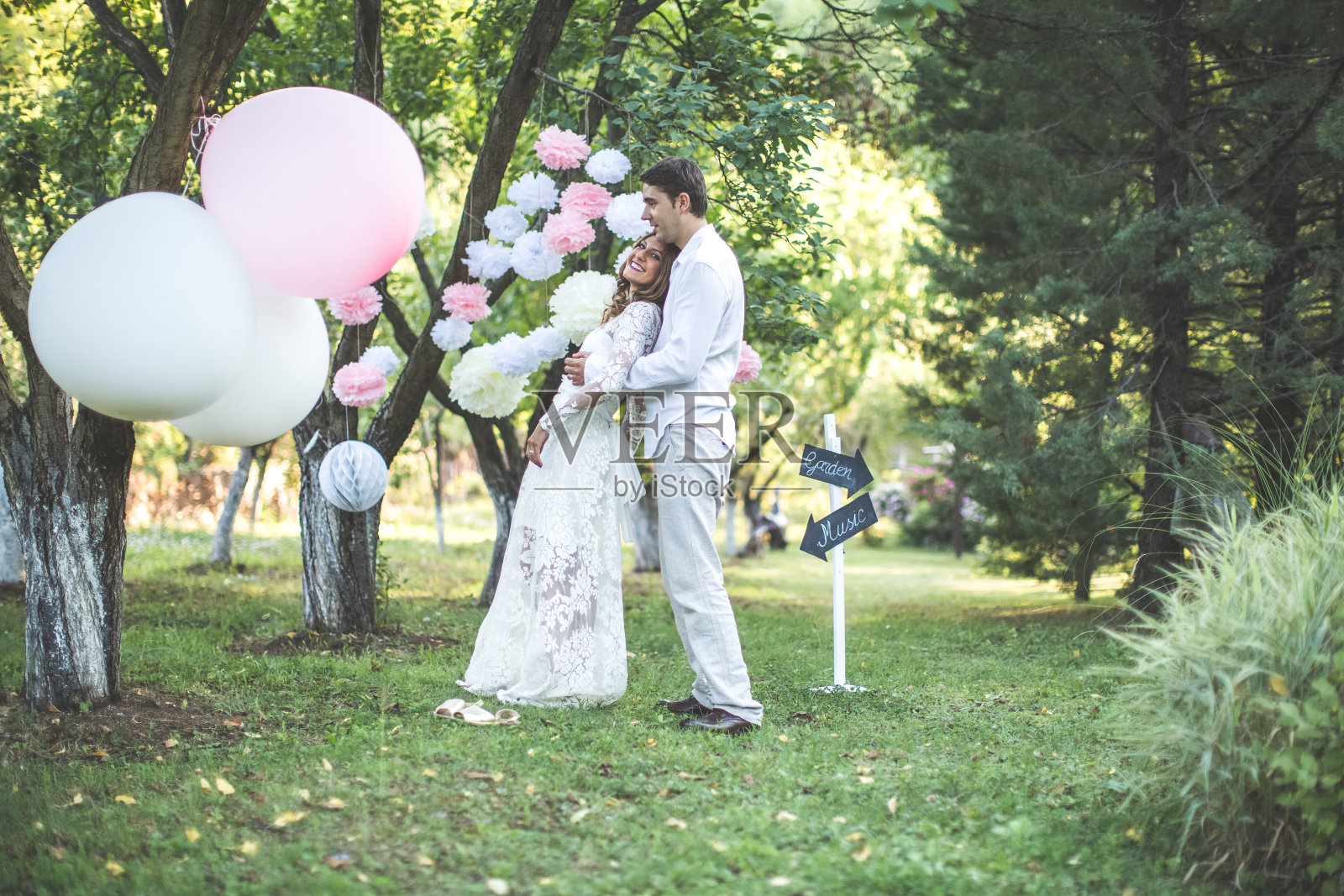 新娘，新郎和气球照片摄影图片