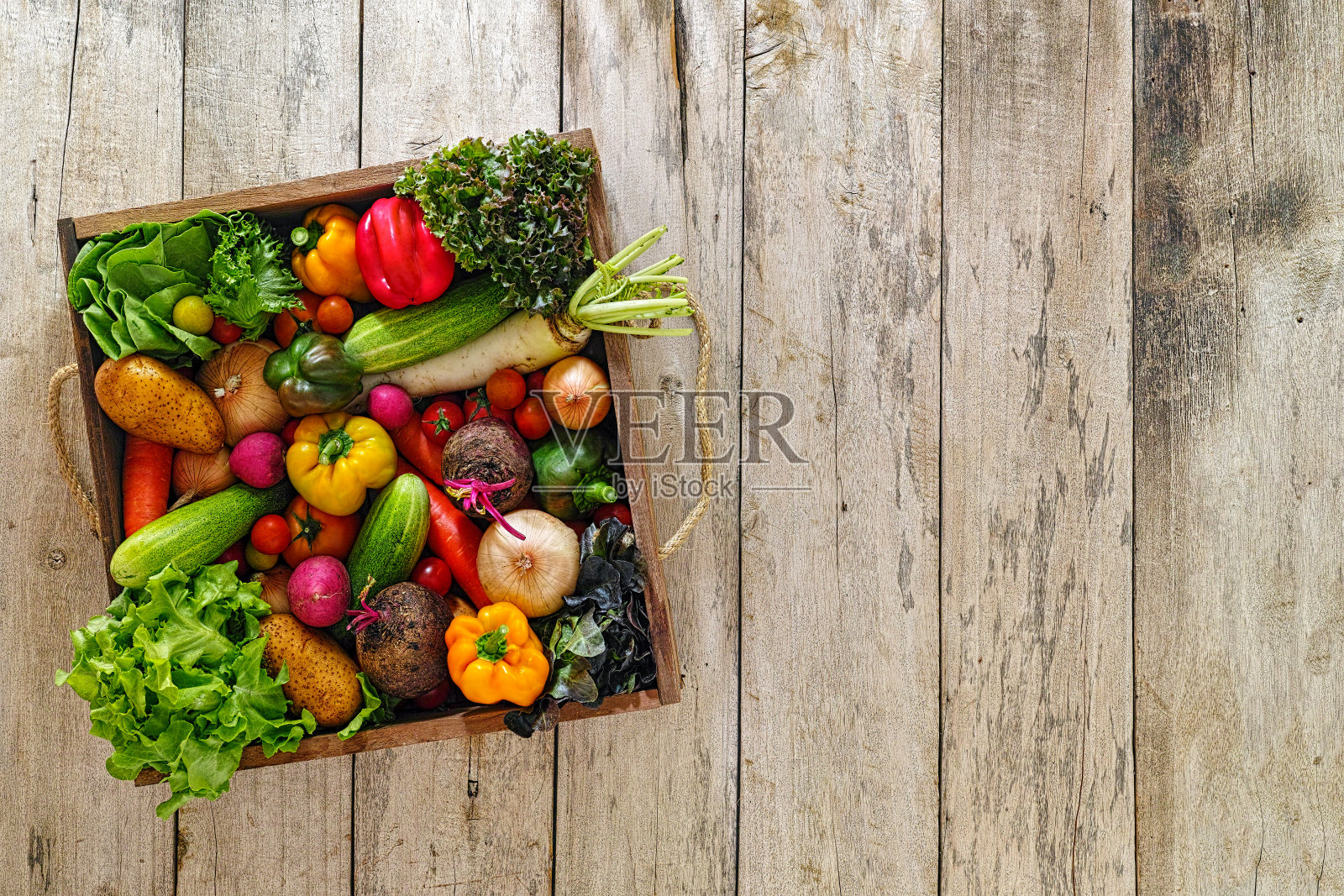旧木箱装满了新鲜的色拉蔬菜。照片摄影图片