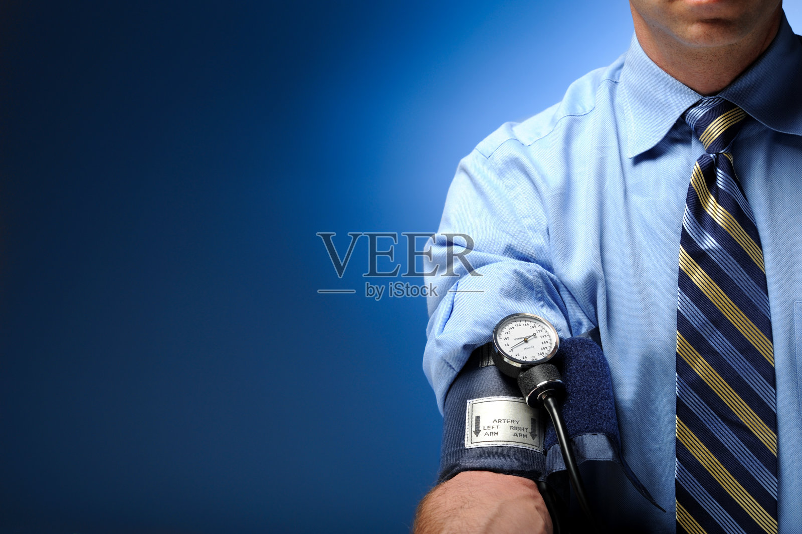 商人测血压照片摄影图片