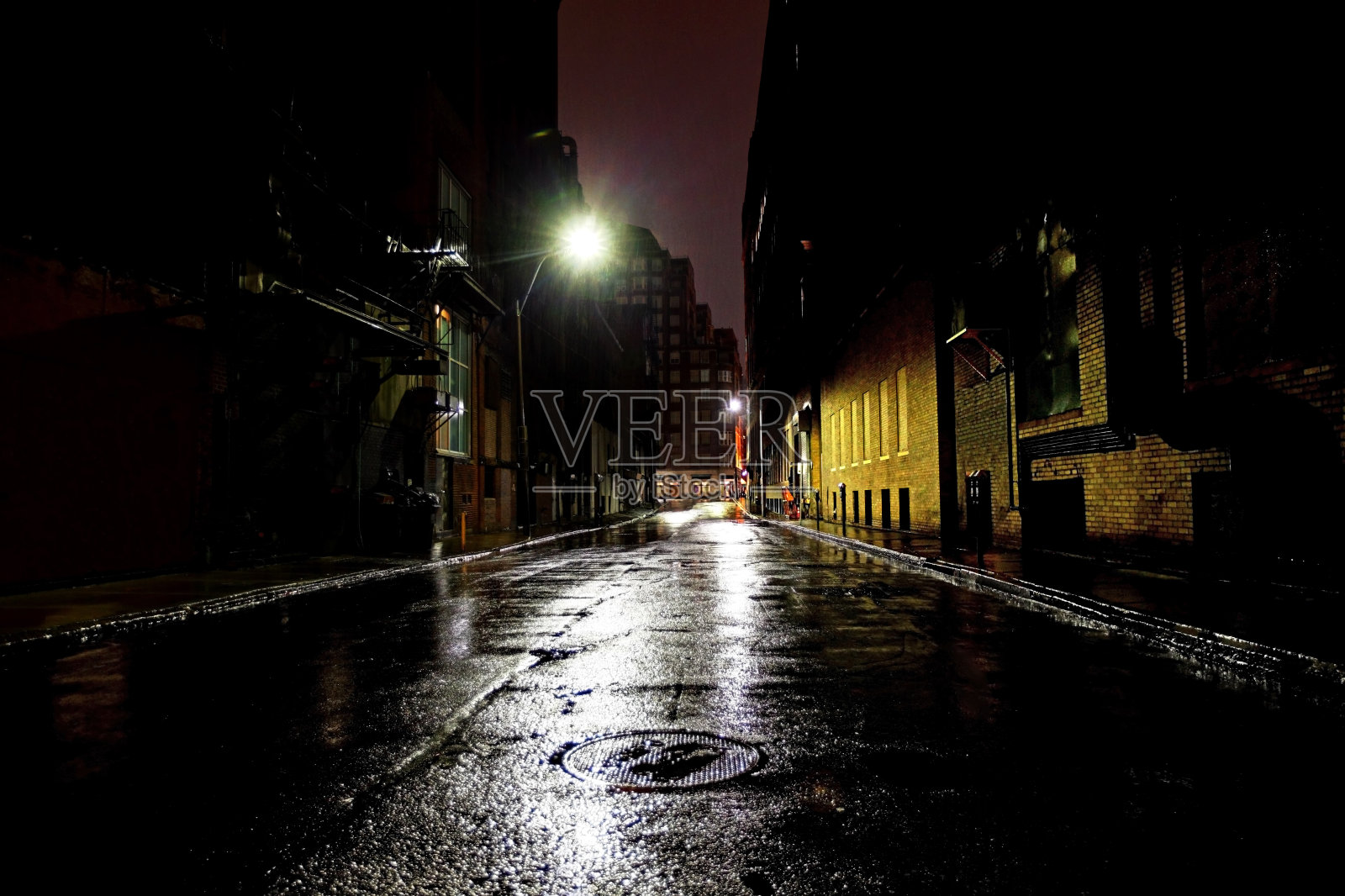 空旷黑暗的城市街道照片摄影图片