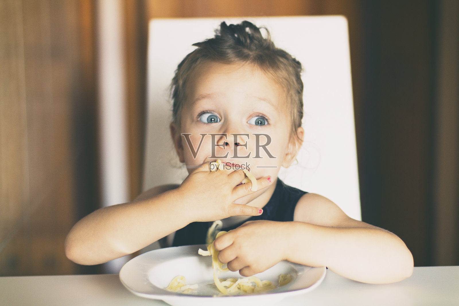 小女孩吃意大利面照片摄影图片