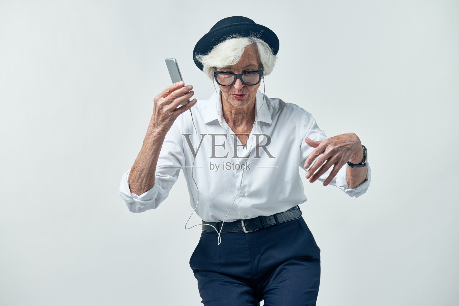老女人随着最喜欢的曲子跳舞照片摄影图片