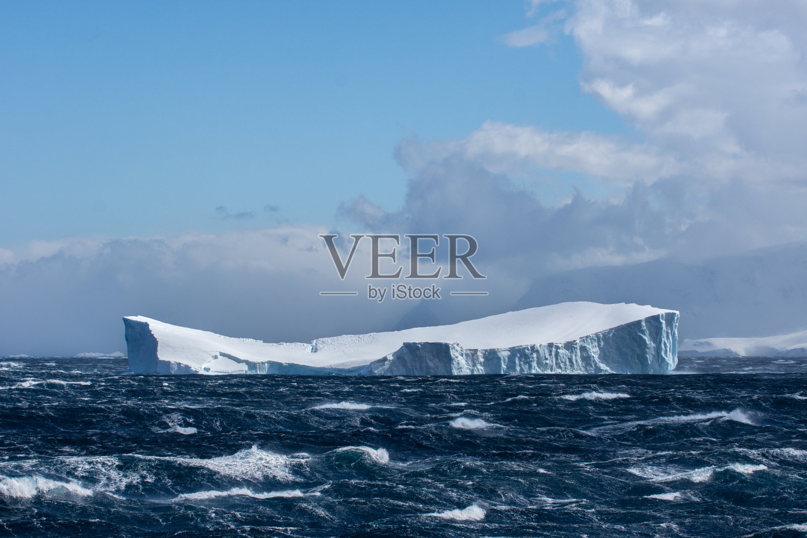 南极洲漂浮着巨大的冰山照片摄影图片