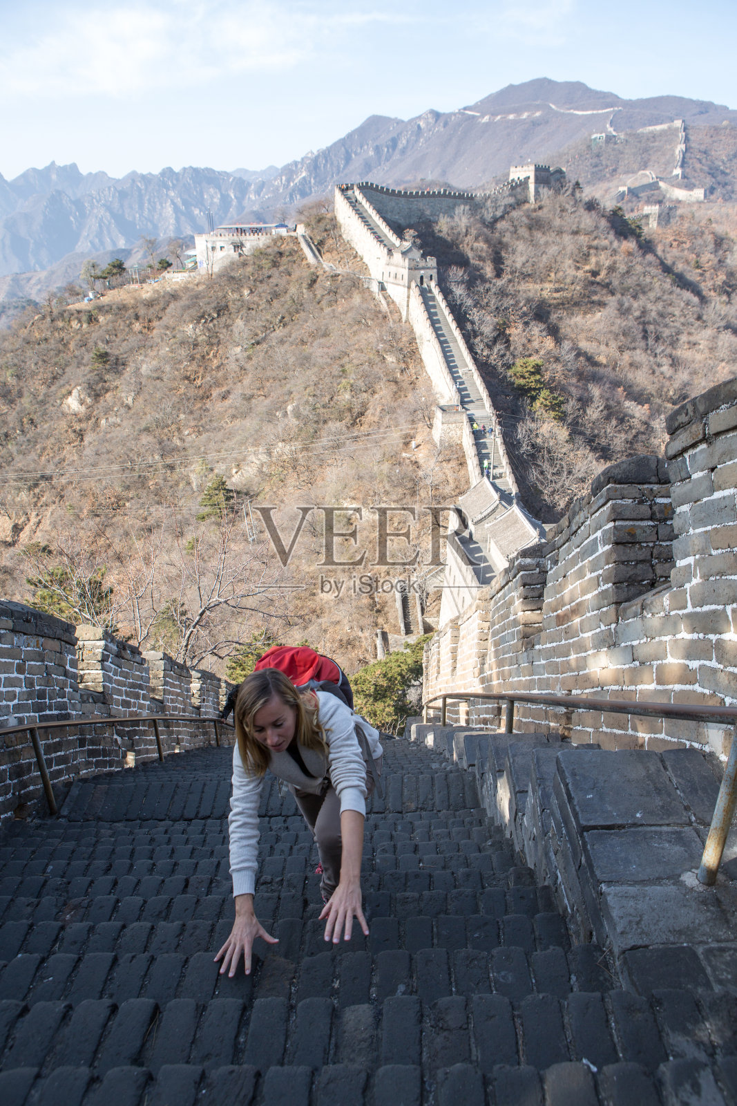 年轻女子攀登中国的长城照片摄影图片