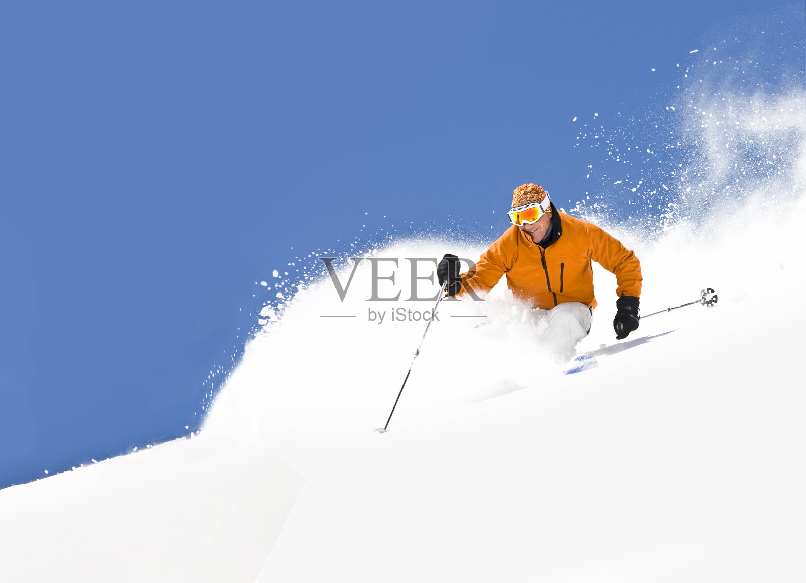 男子在科罗拉多蓝天下滑雪照片摄影图片