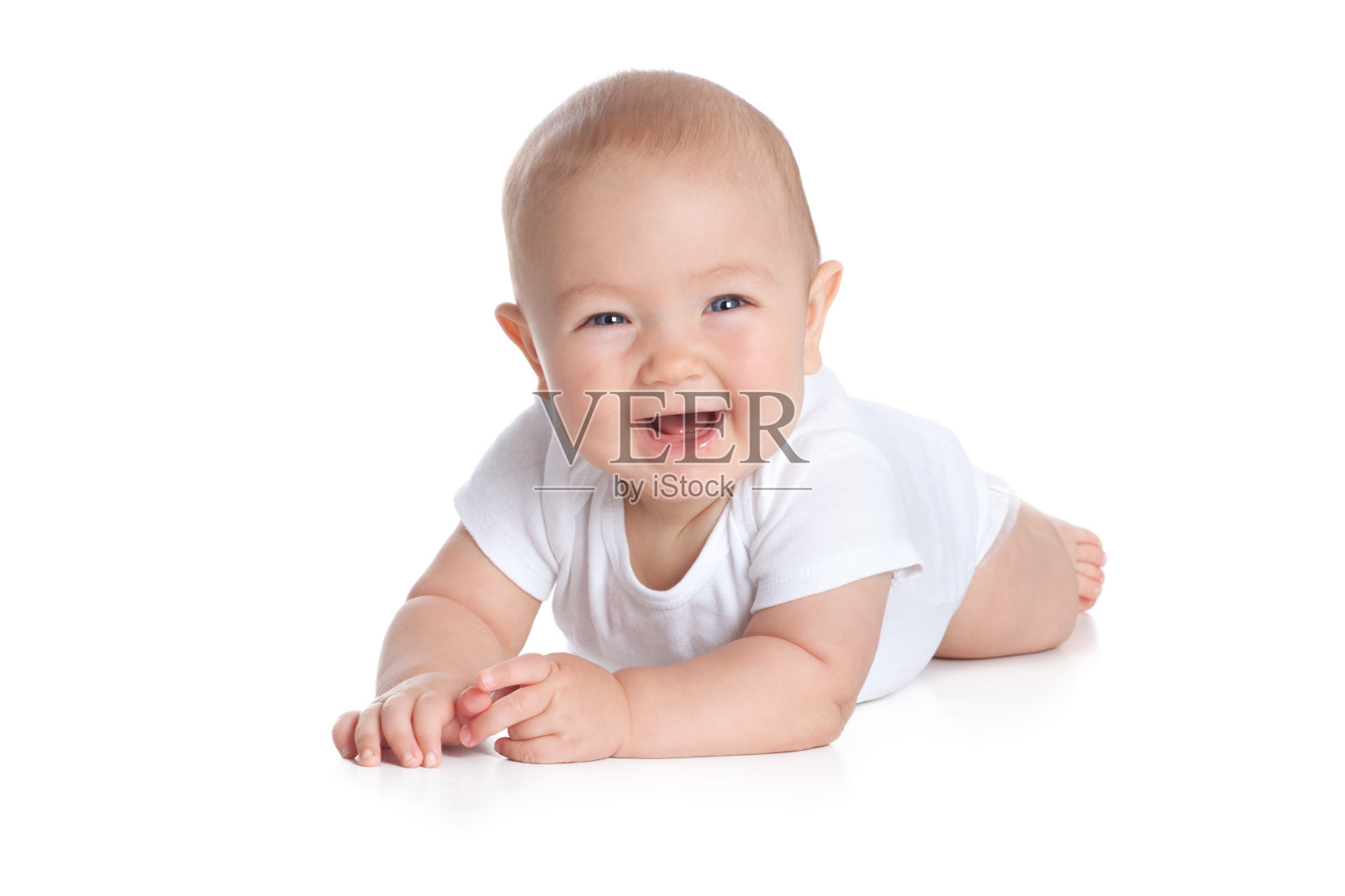 快乐的七个月大的婴儿在白色的背景照片摄影图片