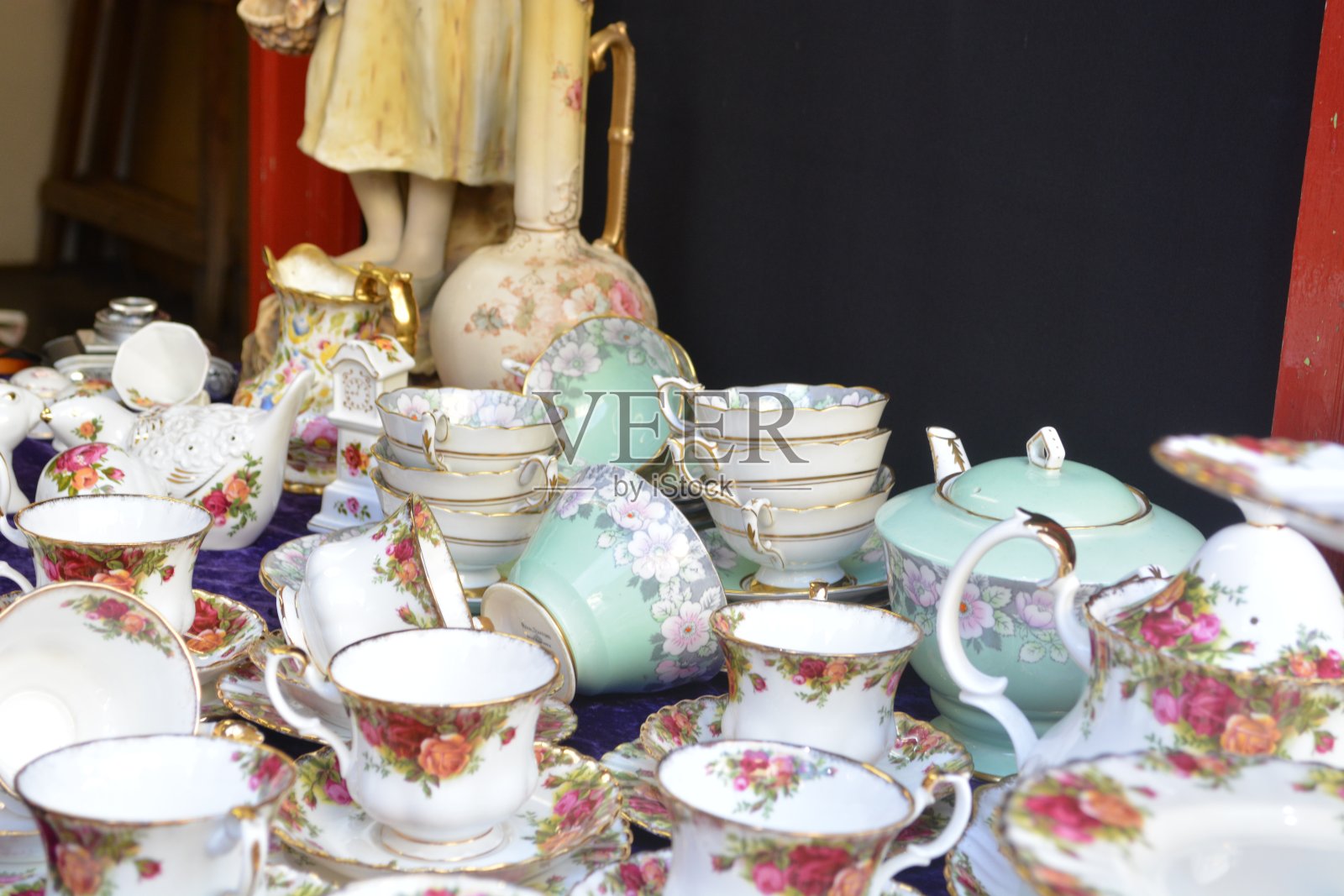 茶具放在市场摊位上照片摄影图片