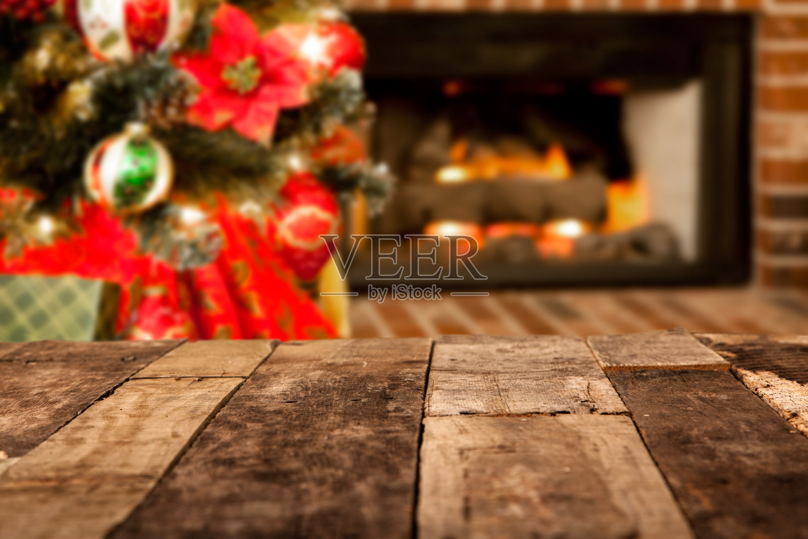 节日的背景。圣诞树，壁炉和质朴的木桌。照片摄影图片