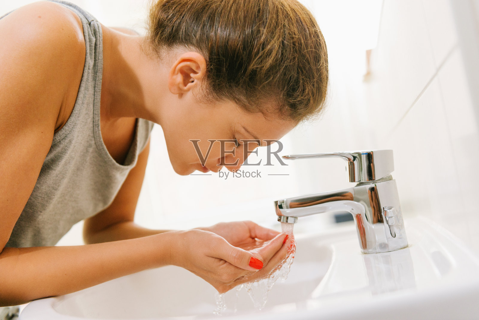 年轻开朗的女人在浴室里进行晨间卫生照片摄影图片