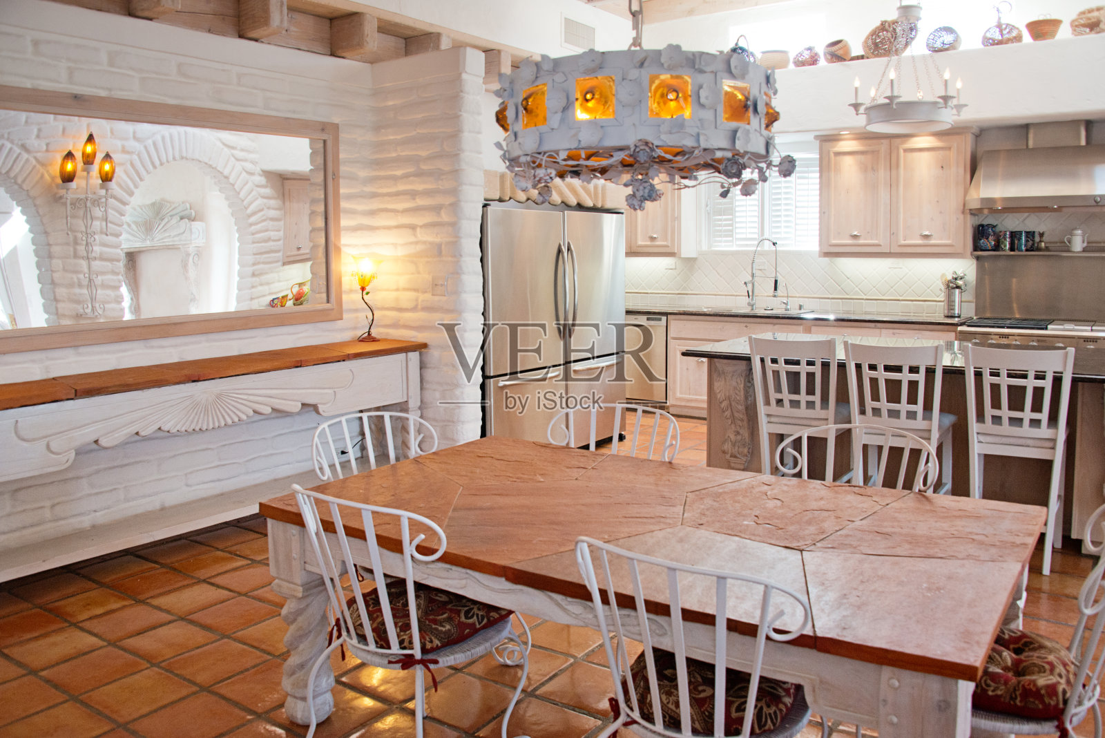 豪华住宅中的美食厨房和餐厅照片摄影图片