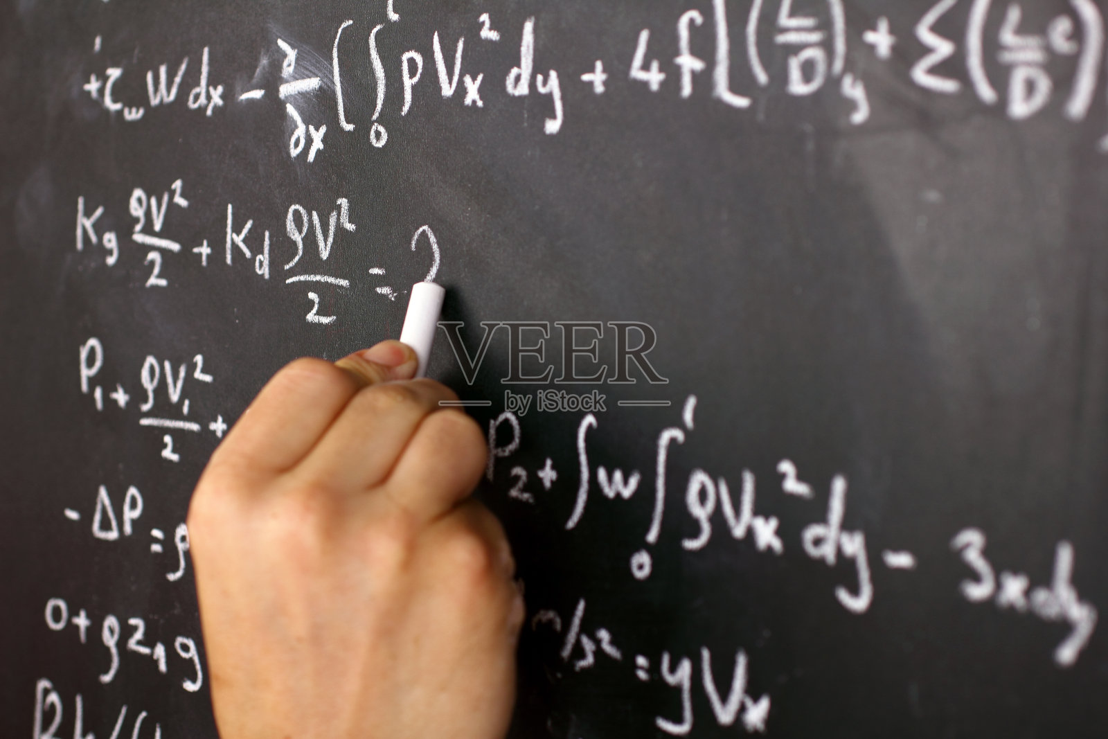 数学方程写在黑板上照片摄影图片