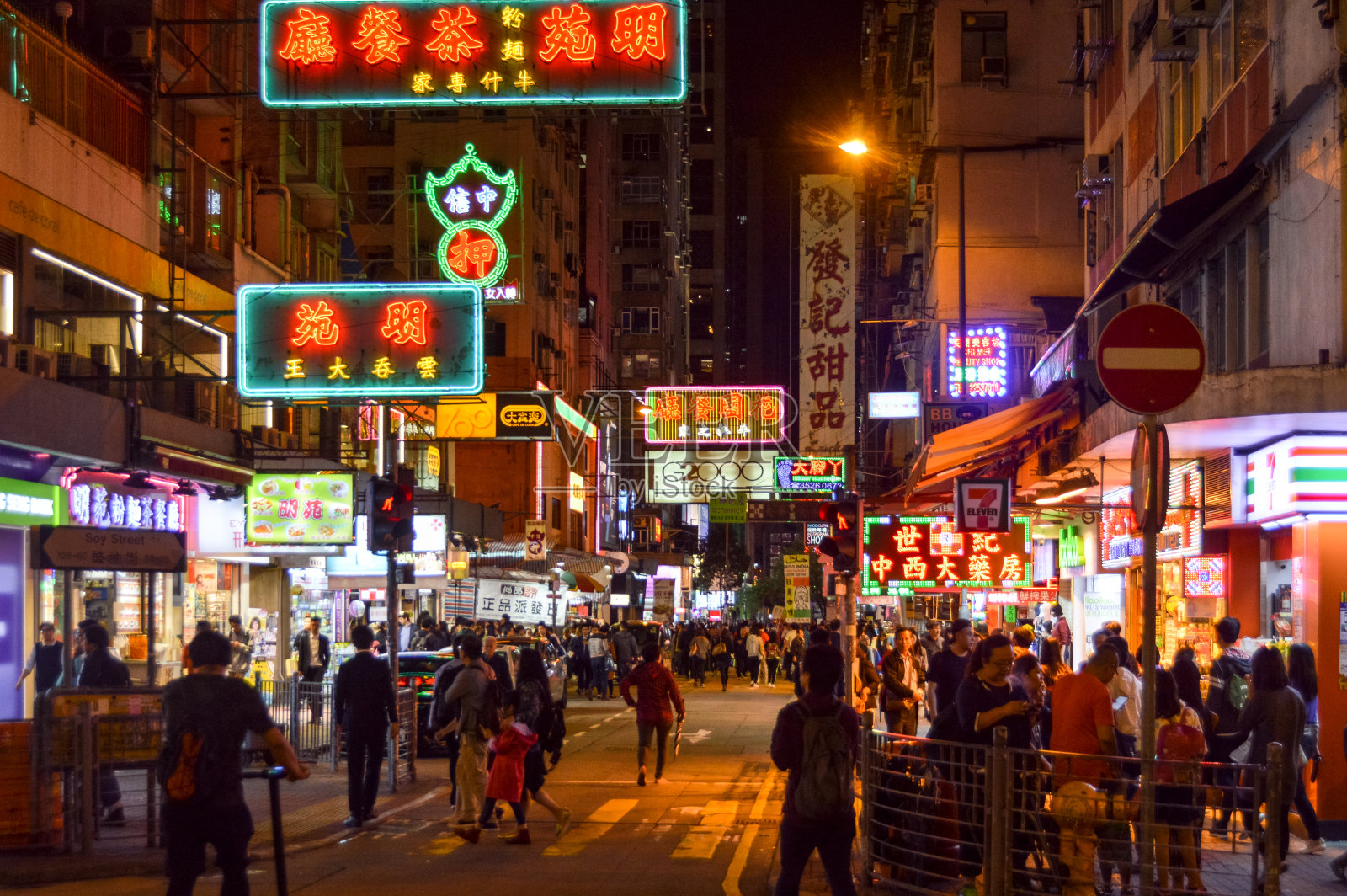 香港街头霓虹灯夜景照片摄影图片