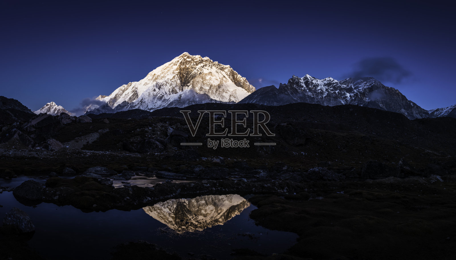 喜马拉雅山上的星星在尼泊尔Nuptse 7861米的雪山峰顶照片摄影图片