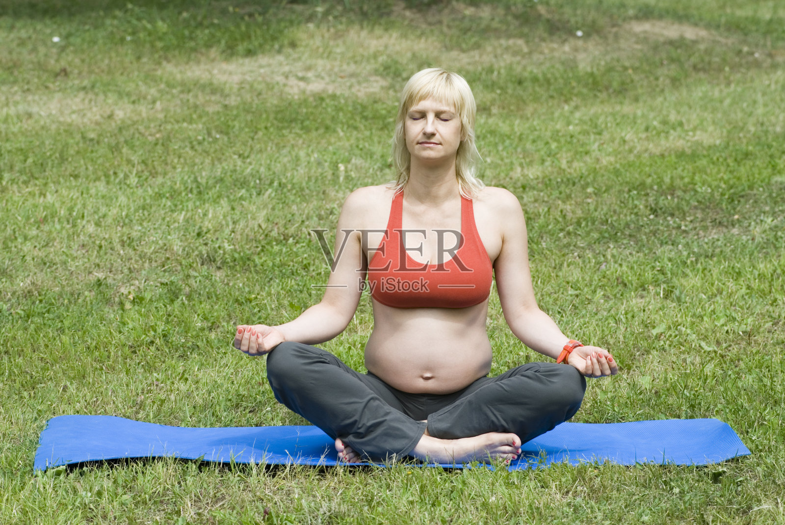 怀孕瑜伽-冥想照片摄影图片