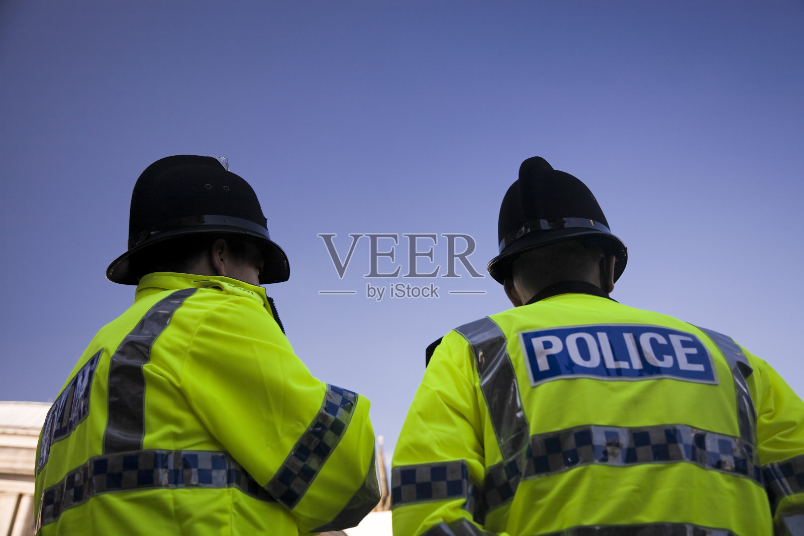 两个戴着传统头盔的英国警察-点击下面查看更多。照片摄影图片