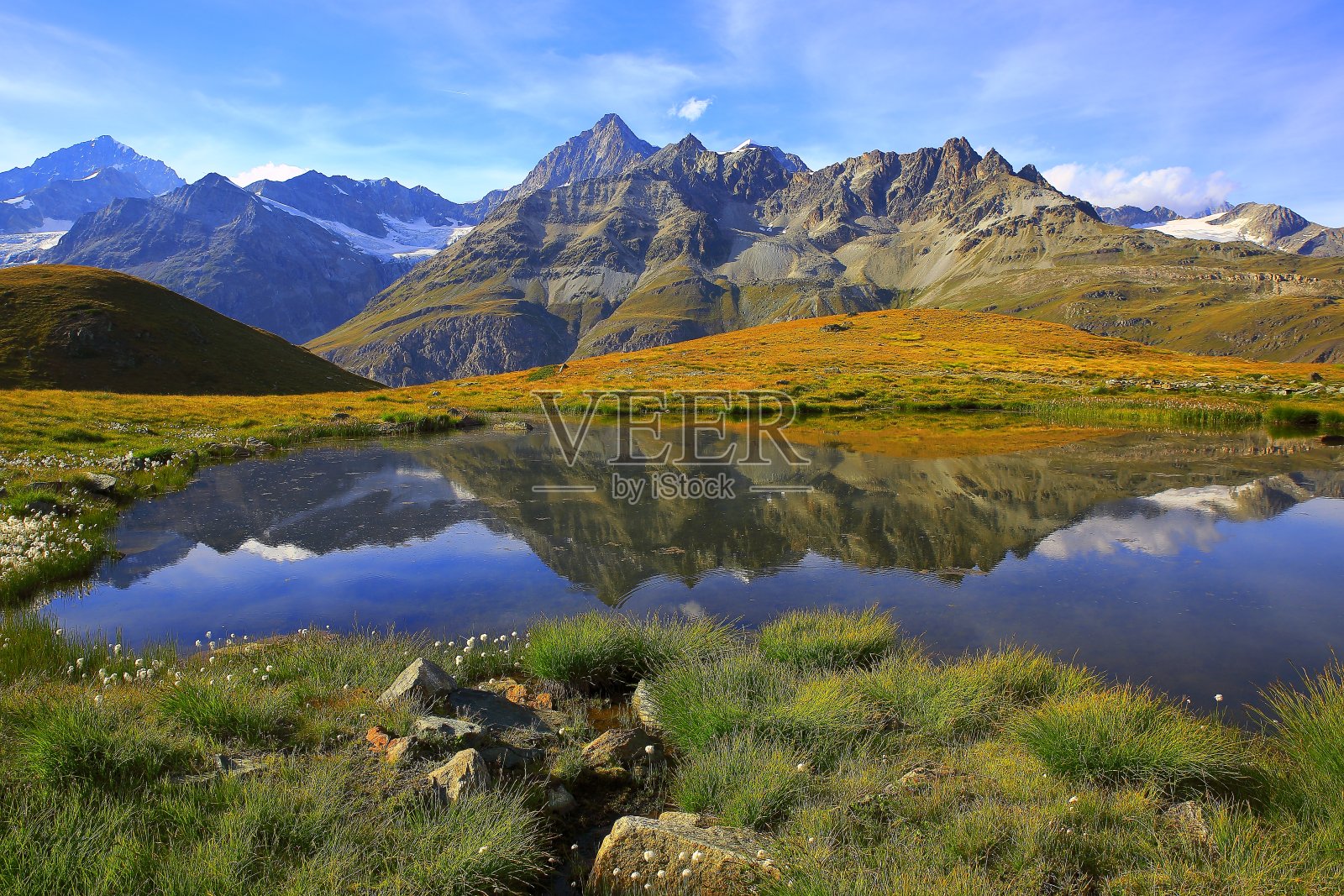 瑞士阿尔卑斯山，湖泊倒影，金秋高山草甸，泽马特照片摄影图片