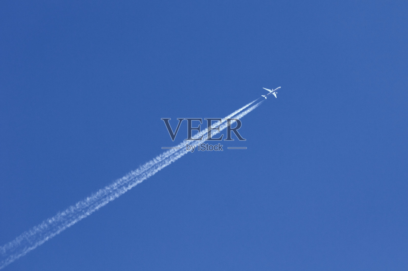 蓝天上白色飞机的痕迹照片摄影图片