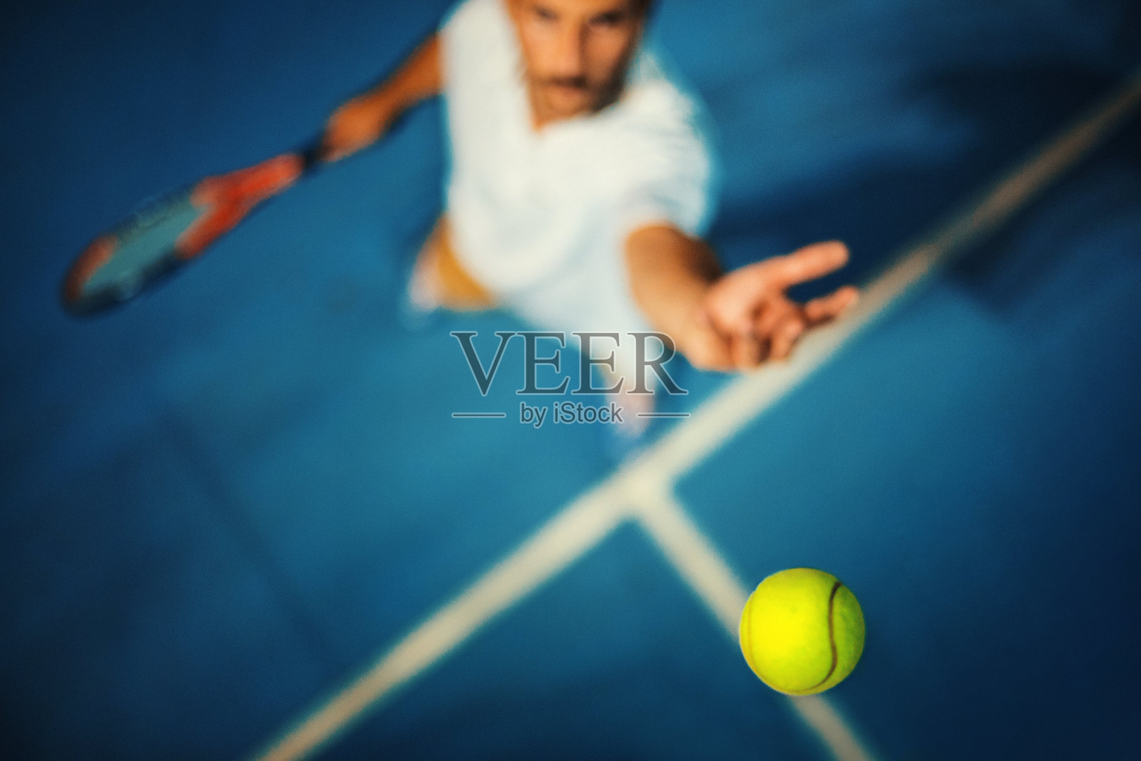 网球发球。照片摄影图片
