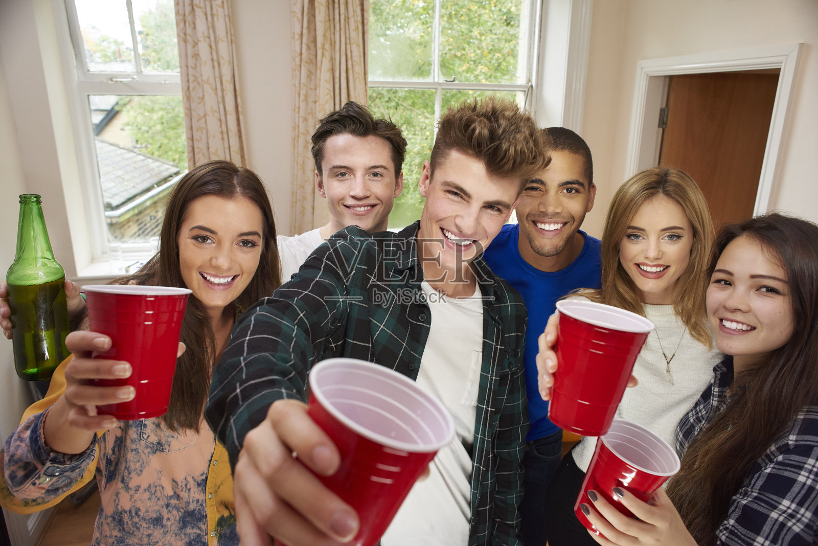 年轻的室友喝酒聚会照片摄影图片