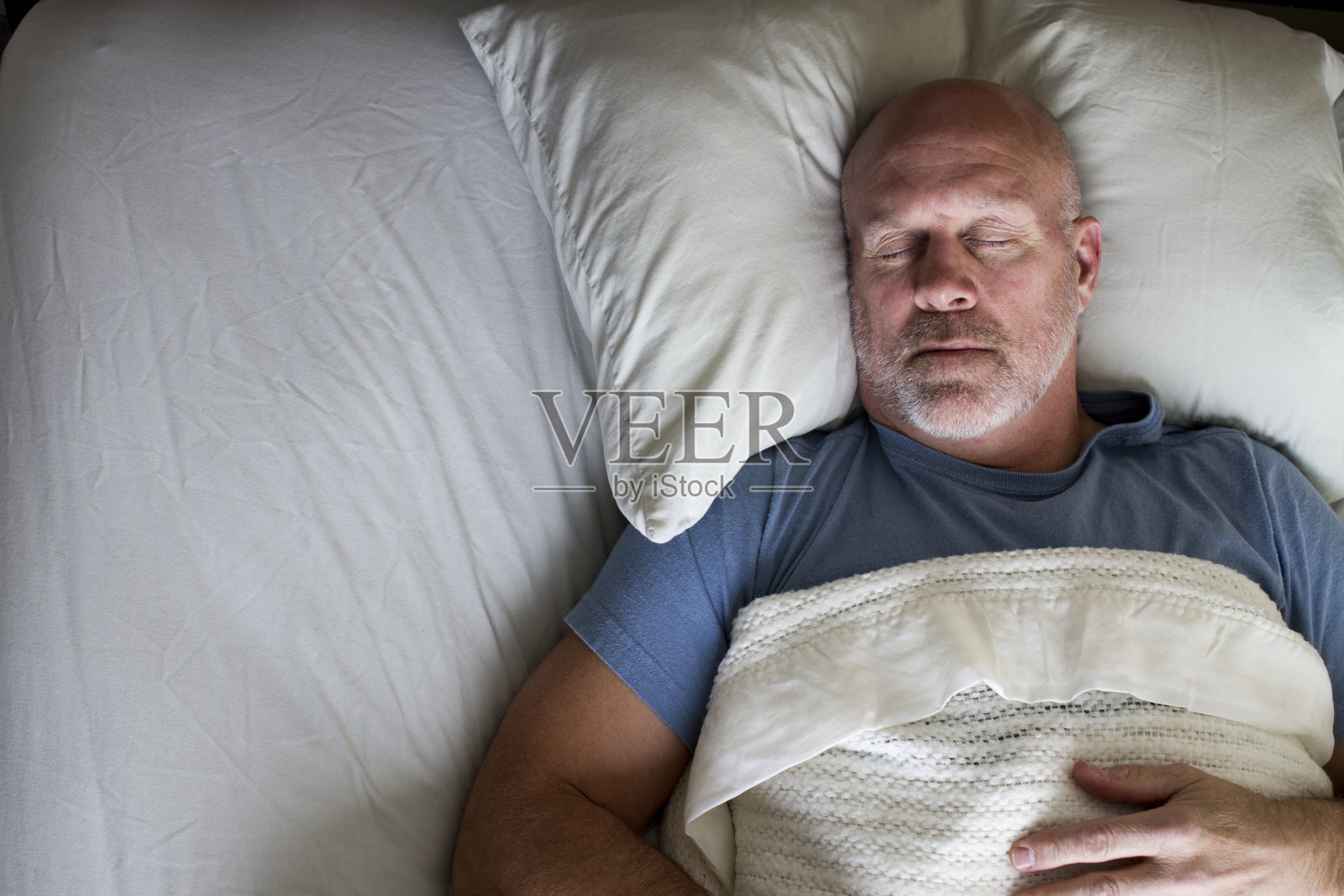 睡在床上的男人照片摄影图片