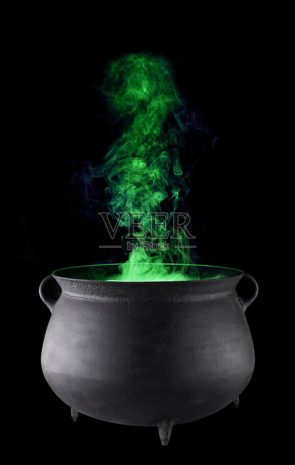 万圣节，女巫坩埚与绿色烟雾，黑色。照片摄影图片