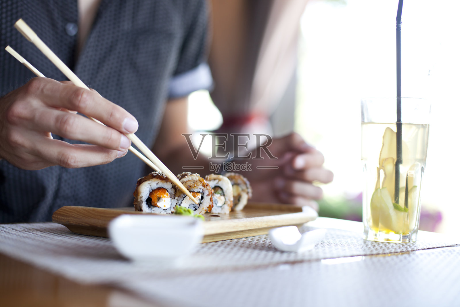 吃寿司的年轻人照片摄影图片