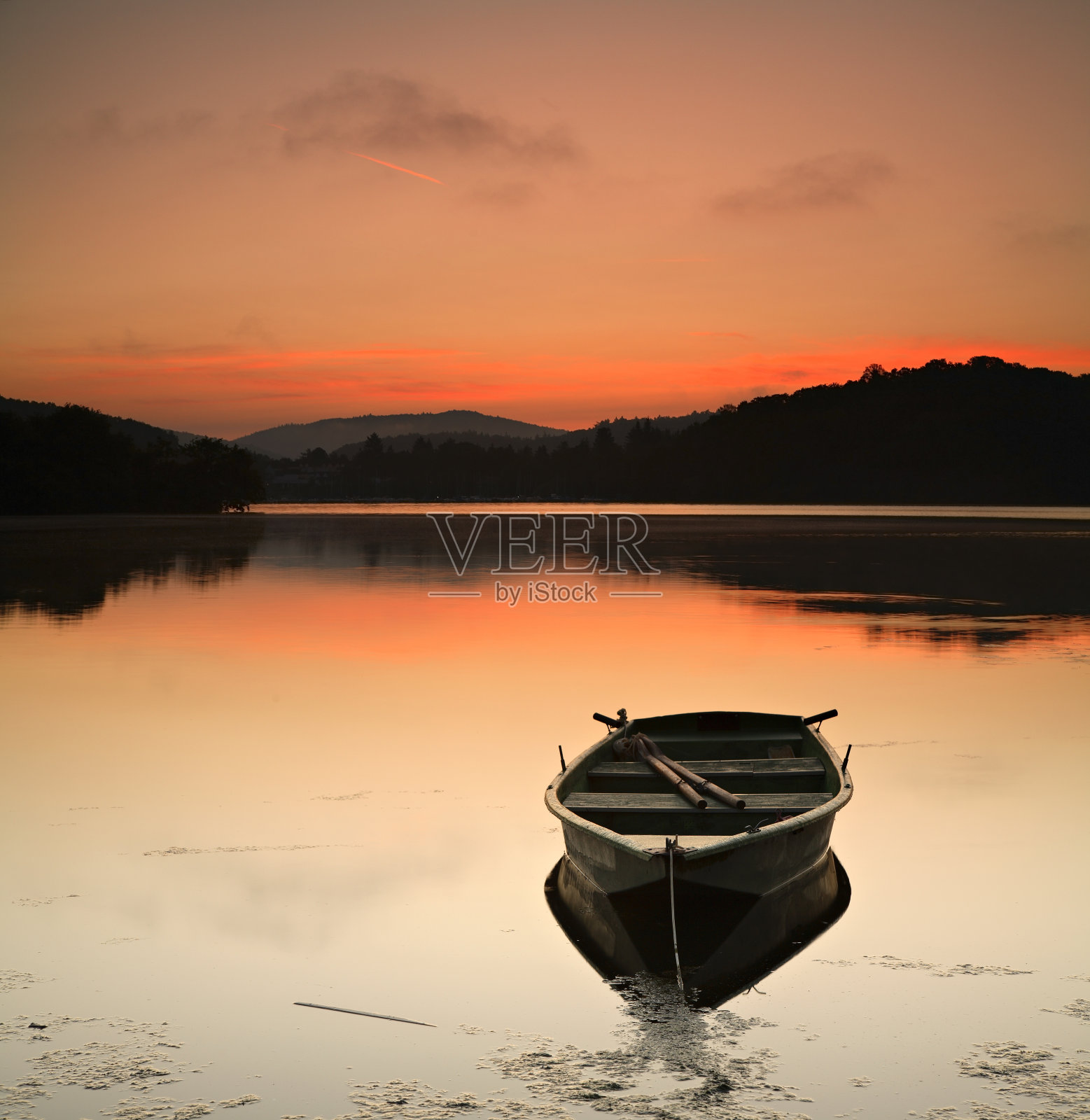 日落时分湖上的渔船照片摄影图片