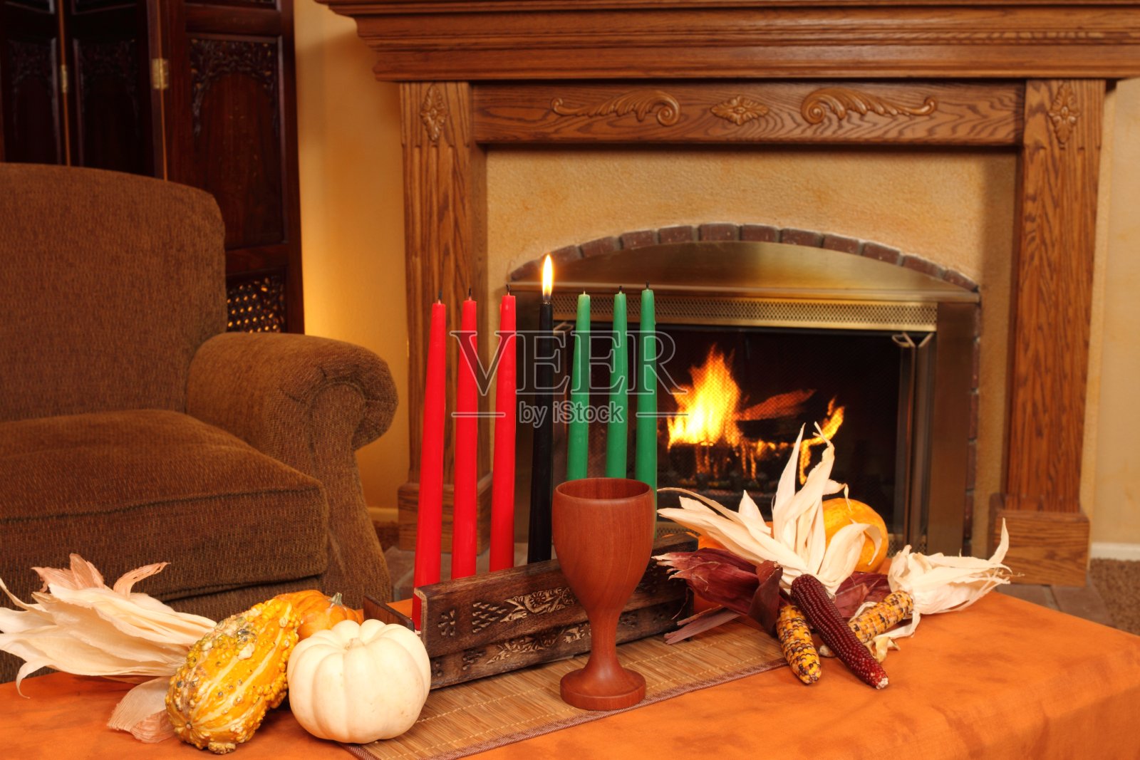 宽扎节蜡烛横放在壁炉旁照片摄影图片