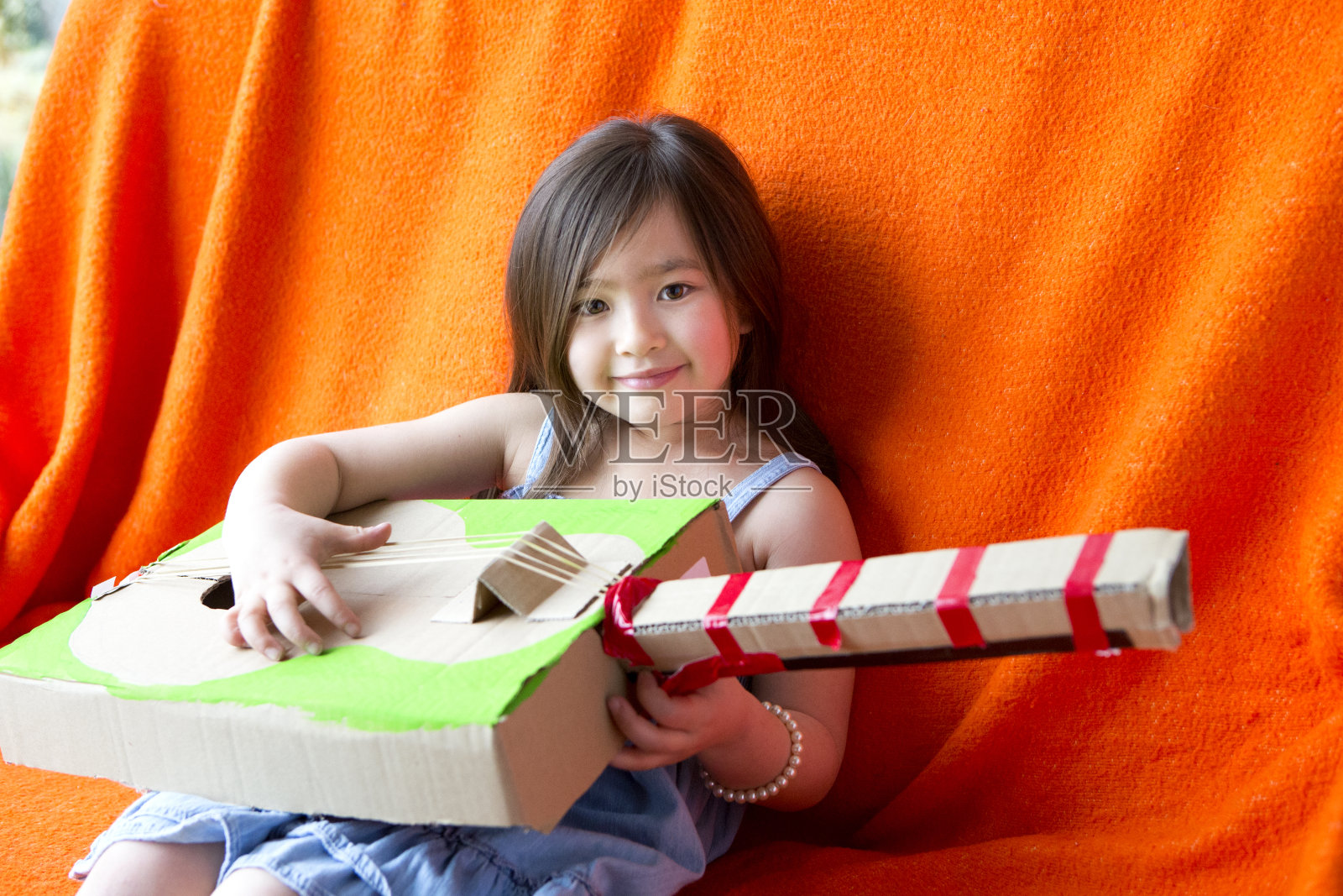 女孩弹吉他照片摄影图片