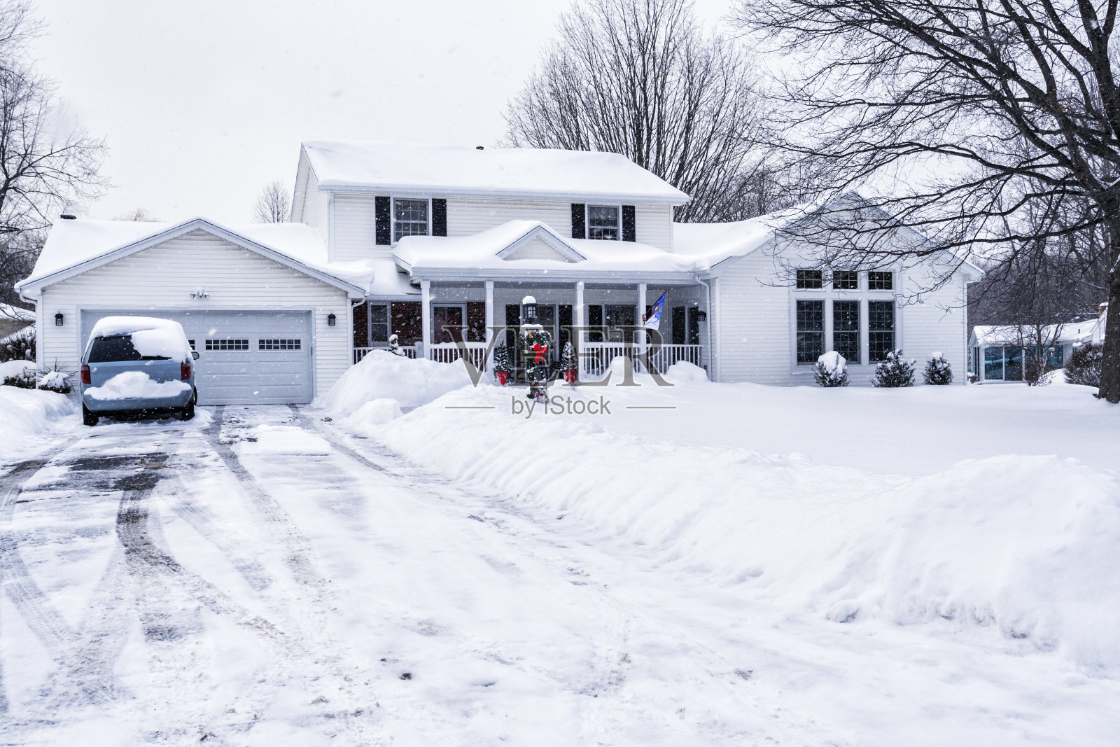 冬季暴风雪郊区车道和家照片摄影图片