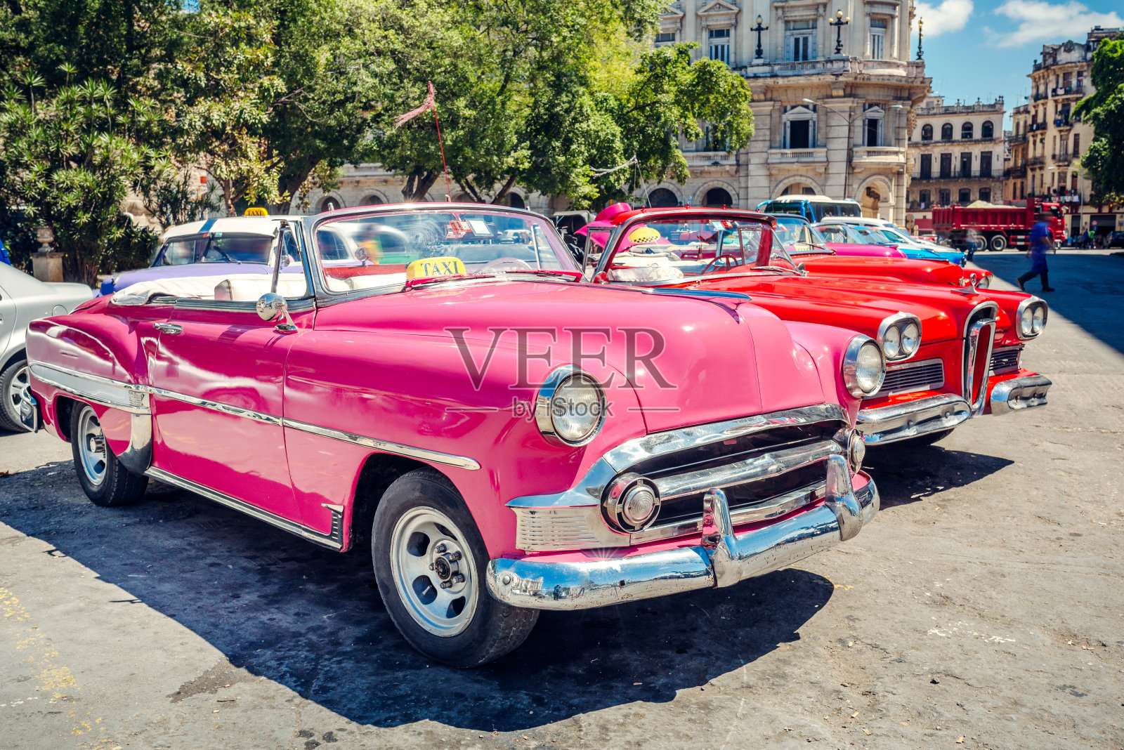 古巴首都卡皮托里奥附近的哈瓦那大街上，老式的美国汽车照片摄影图片