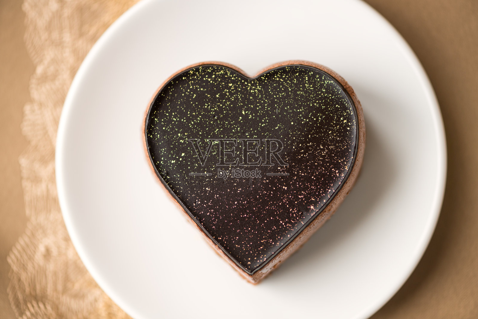 情人节心形巧克力慕斯蛋糕照片摄影图片