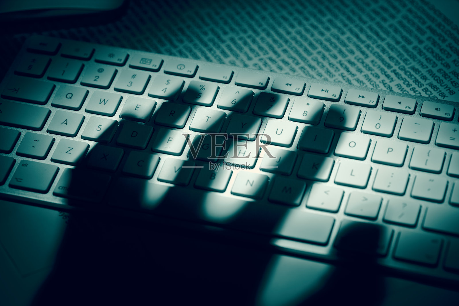 电脑键盘上数据窃贼的手影照片摄影图片