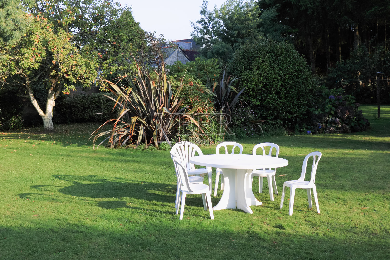 白色塑料花园家具桌椅夏夜照片摄影图片