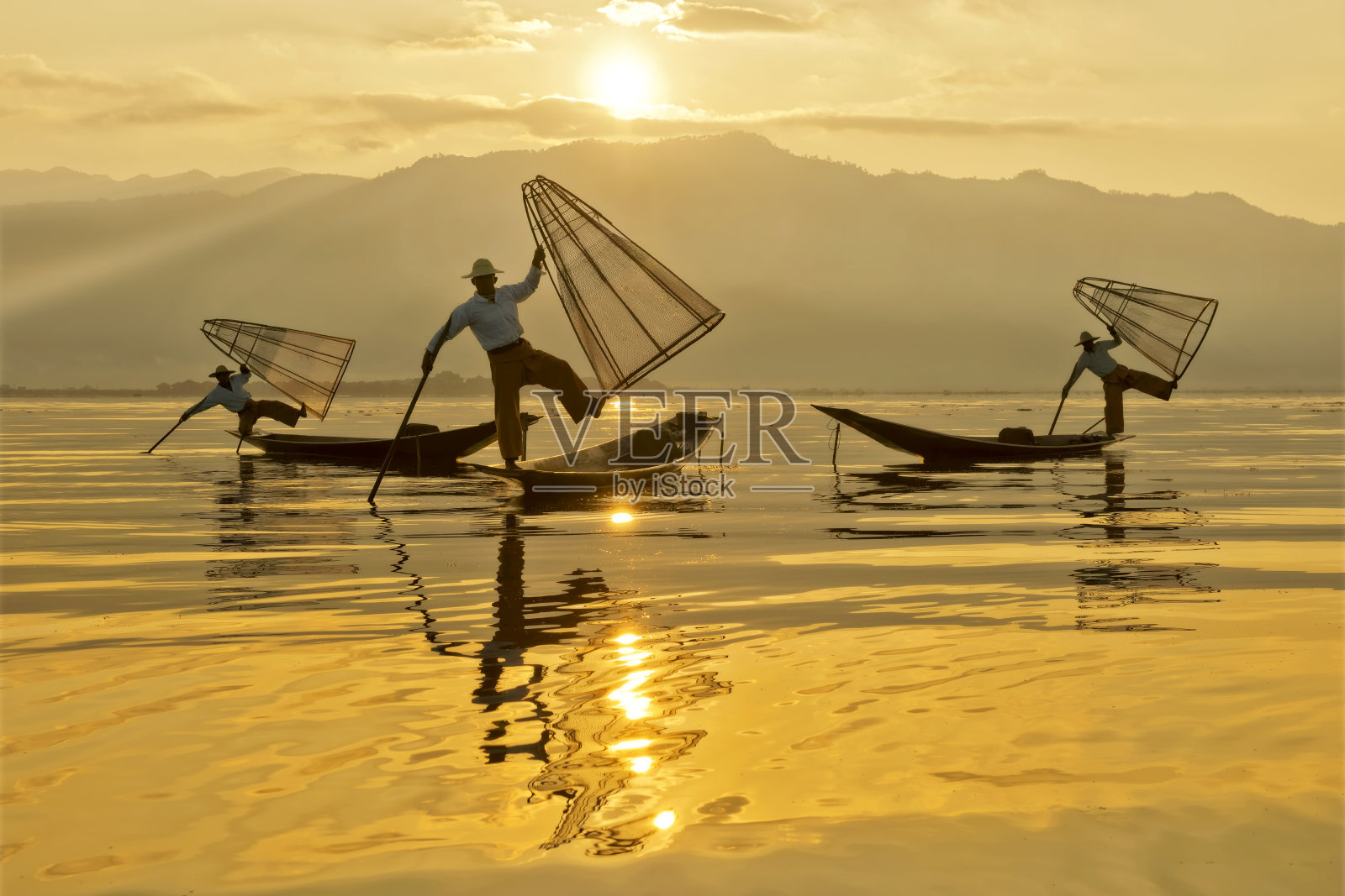 黎明时分的渔民照片摄影图片