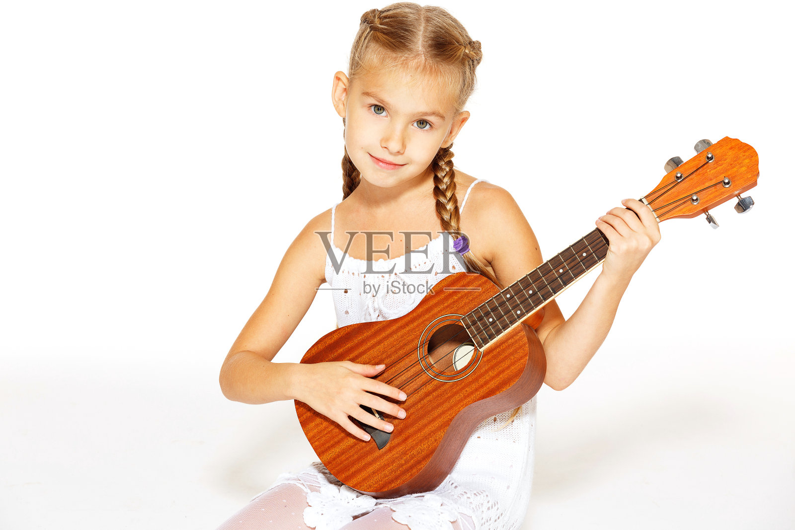 漂亮的小女孩拿着吉他照片摄影图片