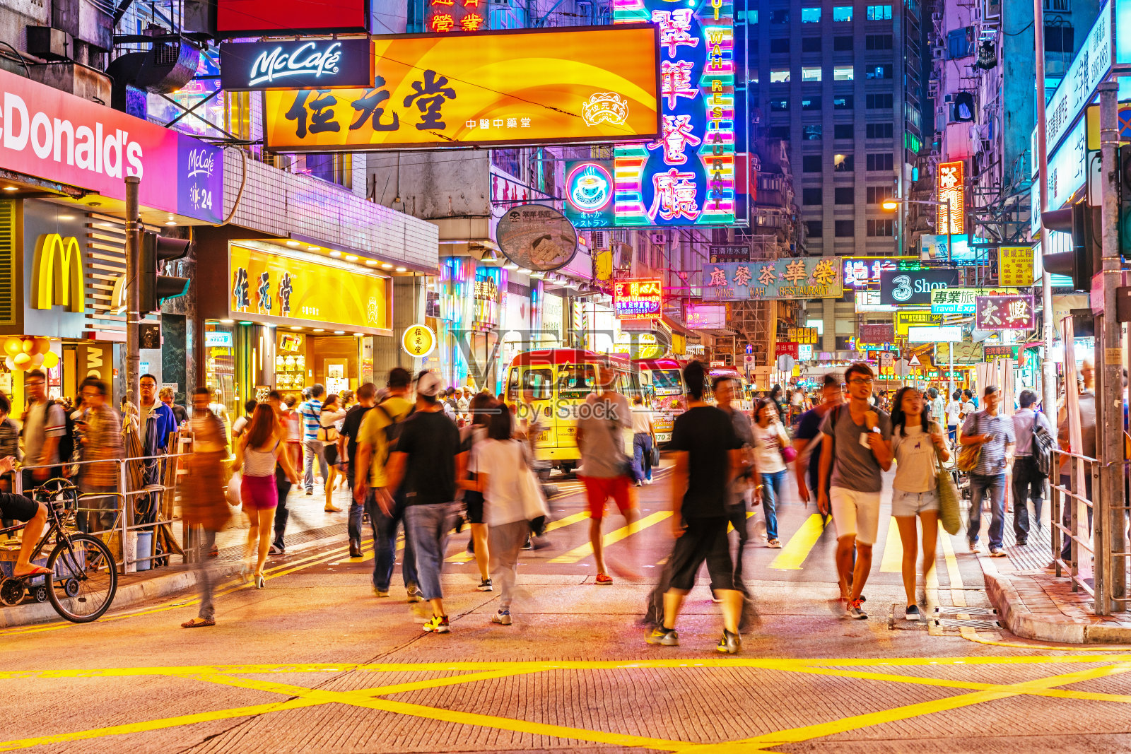 香港九龙繁忙街道上的招牌照片摄影图片
