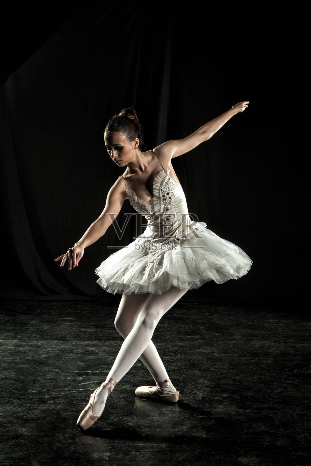 芭蕾舞演员在舞台上照片摄影图片
