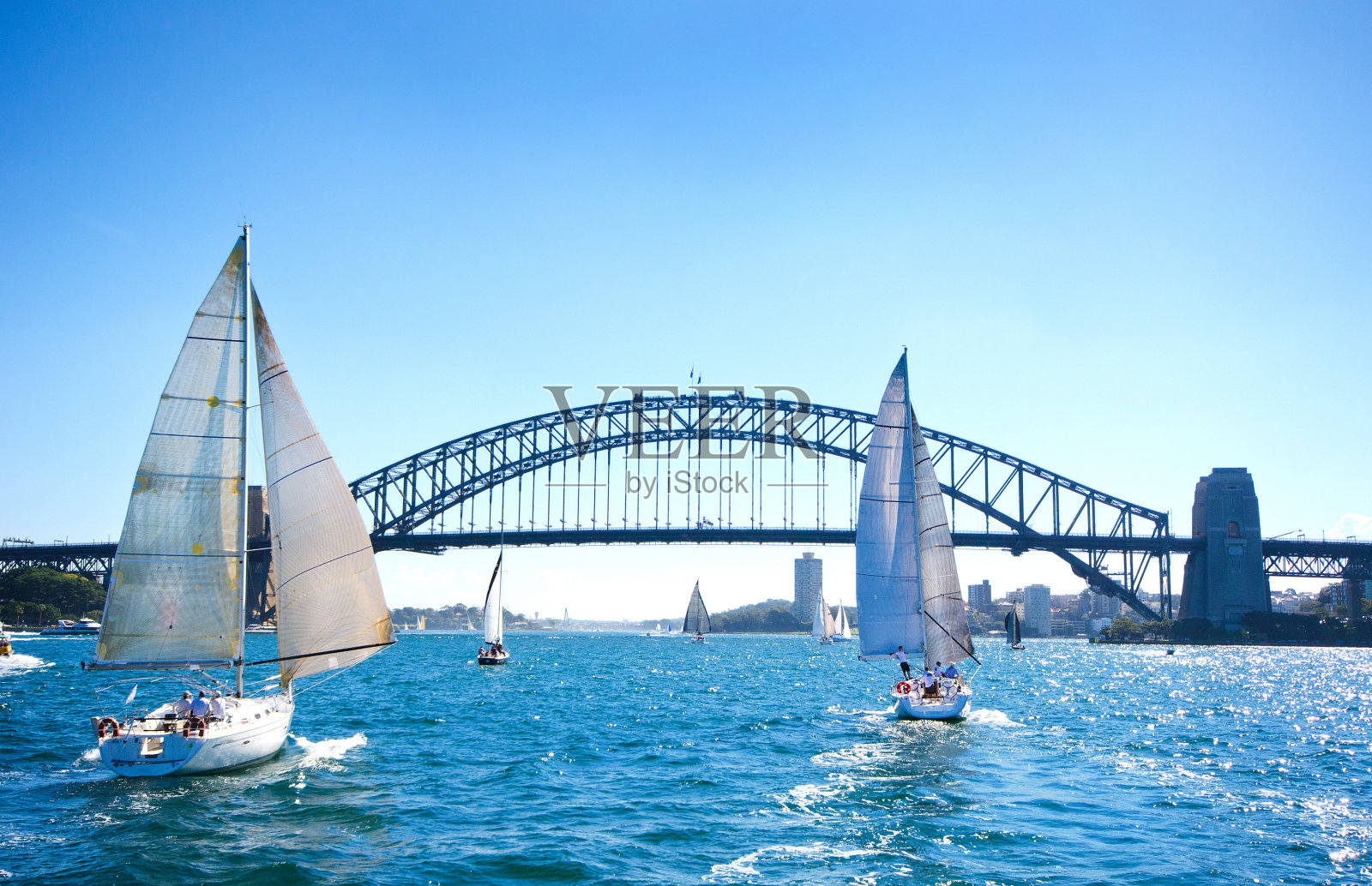 在澳大利亚悉尼海港大桥上划船照片摄影图片