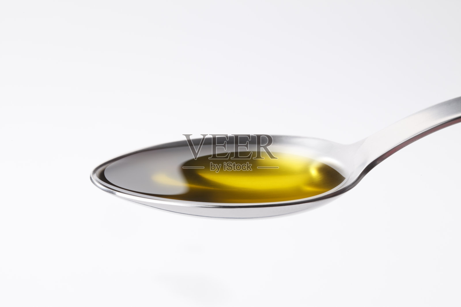 勺子里的橄榄油照片摄影图片