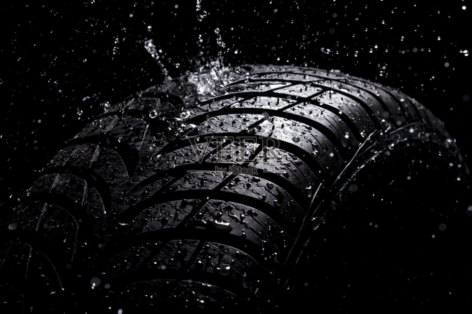 雨中水溅在新轮胎上照片摄影图片