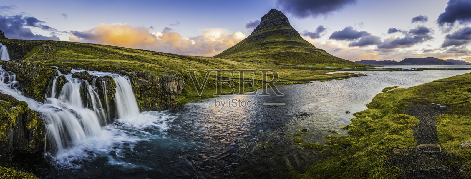 田园诗般的瀑布日出云景旁边的山峰全景Kirkjufell冰岛照片摄影图片