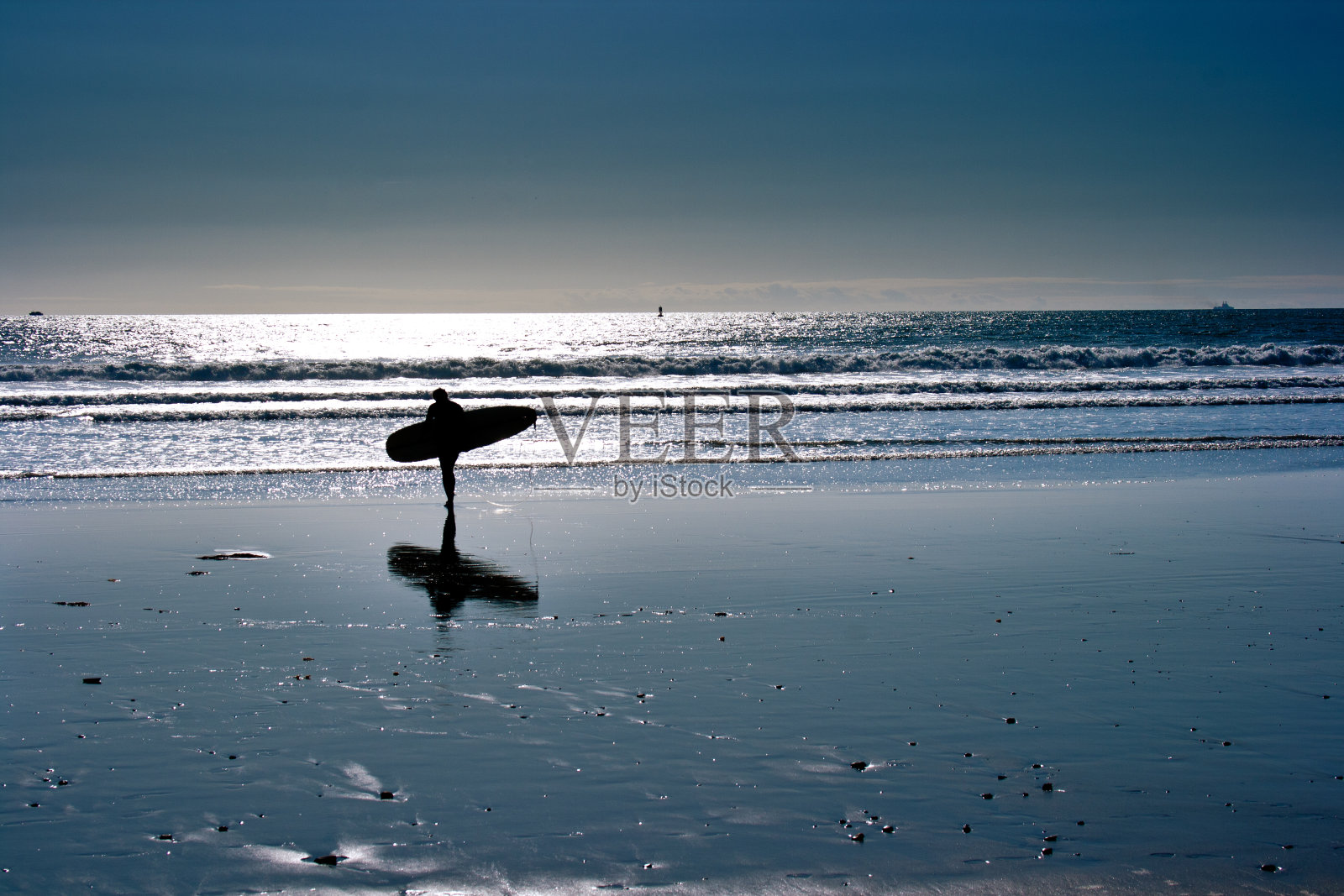 冲浪者在海滩上冲浪的Oceanside加利福尼亚照片摄影图片