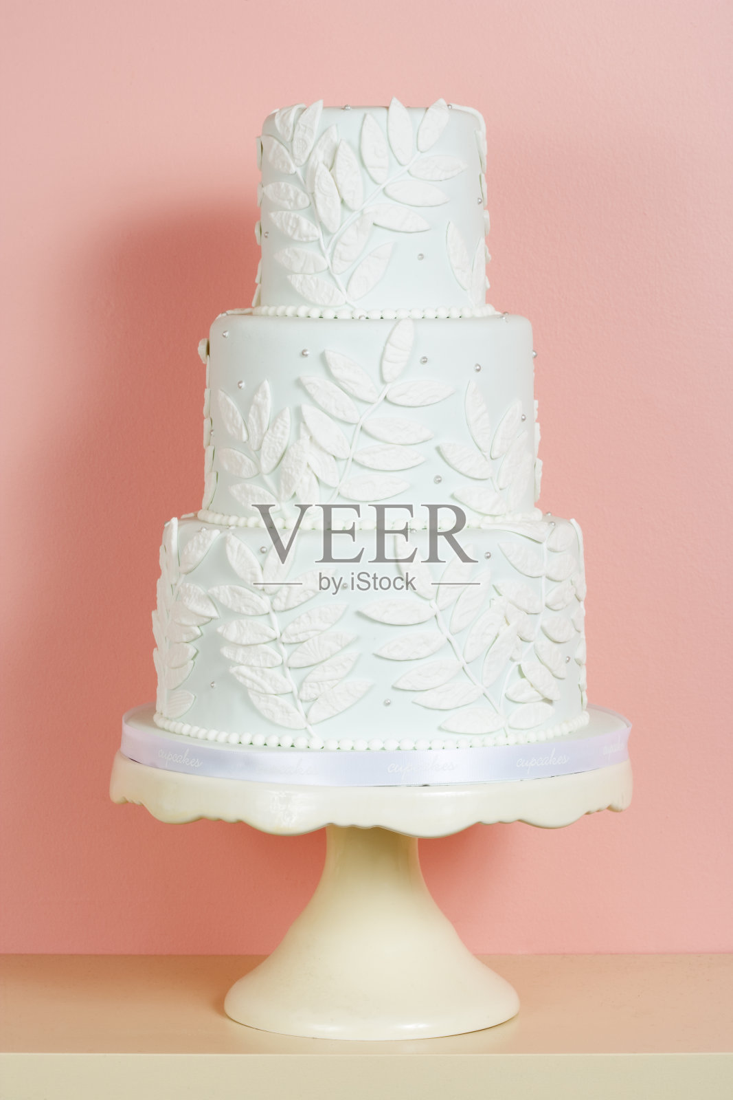 三层白色婚礼蛋糕照片摄影图片