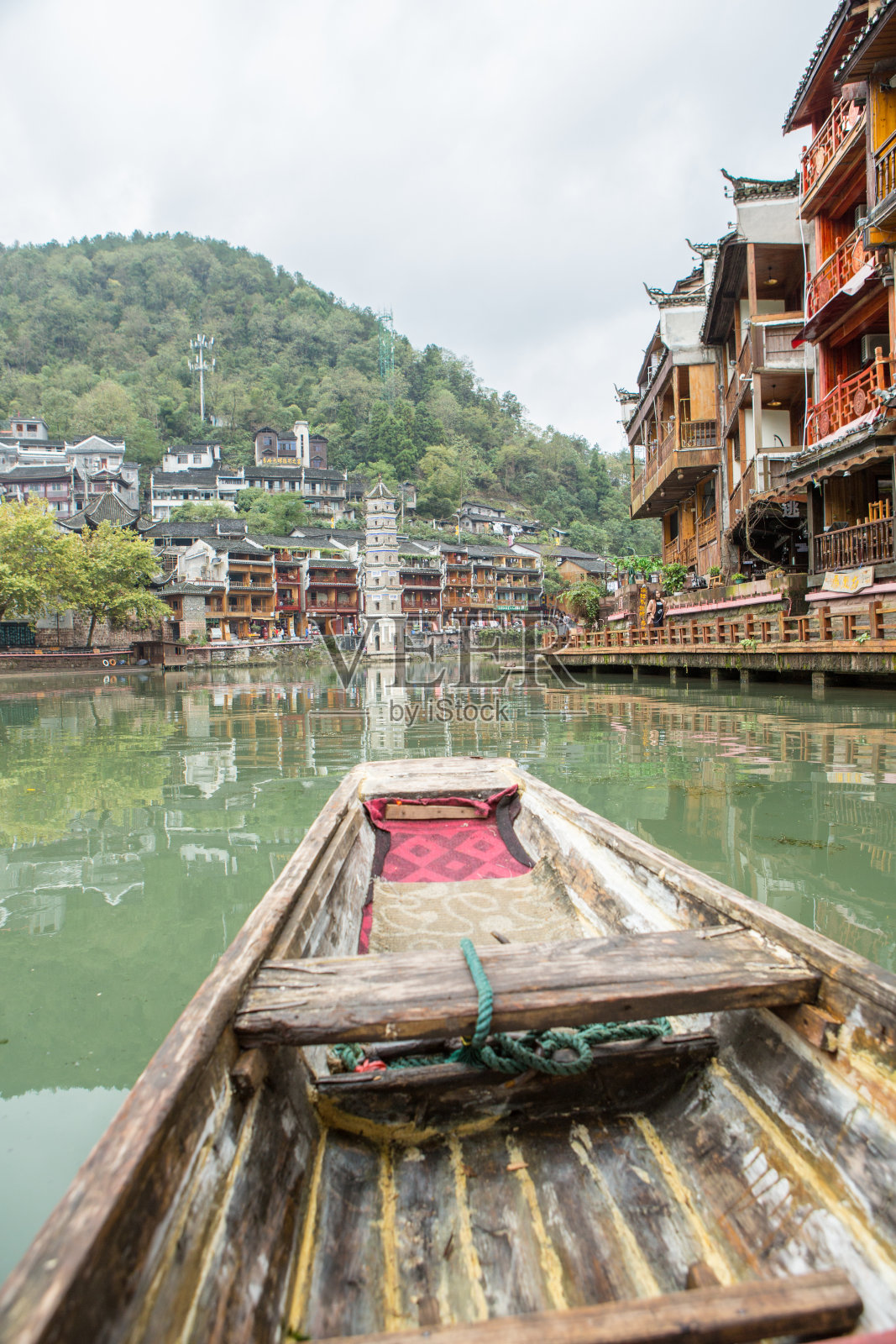 从划艇的角度看中国的河上游弋照片摄影图片