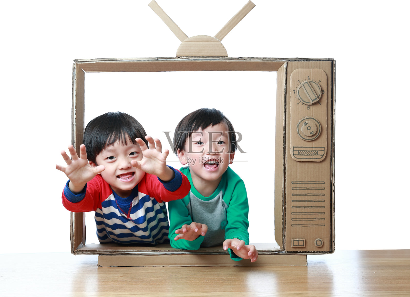 孩子们和一个手工制作的玩具电视照片摄影图片