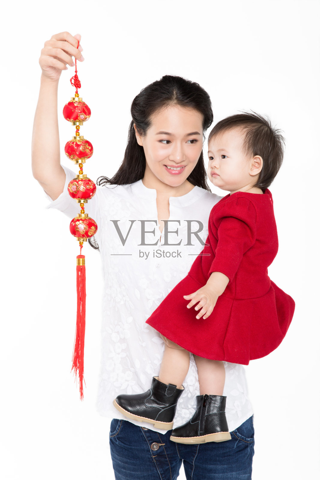 年轻的中国妈妈和她的宝贝女儿玩照片摄影图片