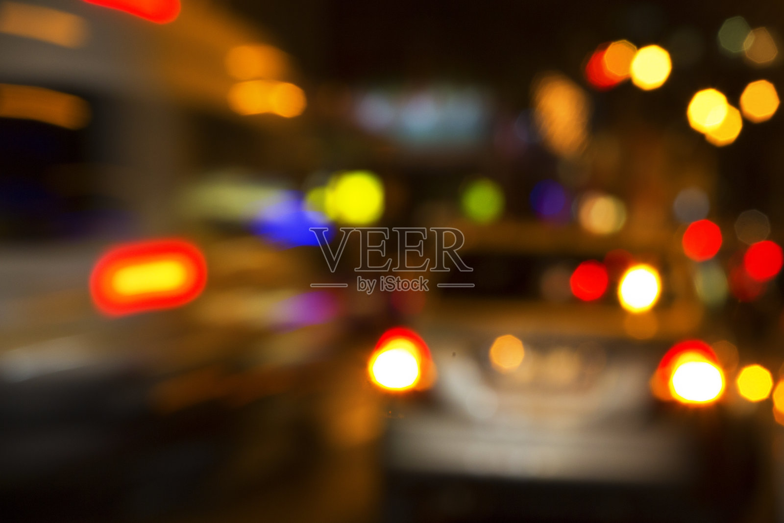 长街的汽车和路灯散焦照片摄影图片