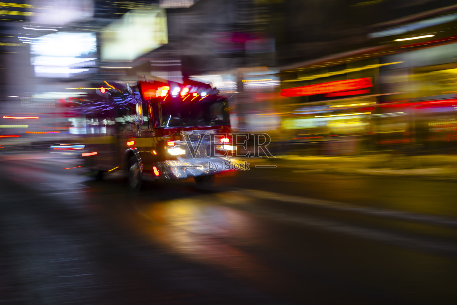夜间的消防车照片摄影图片
